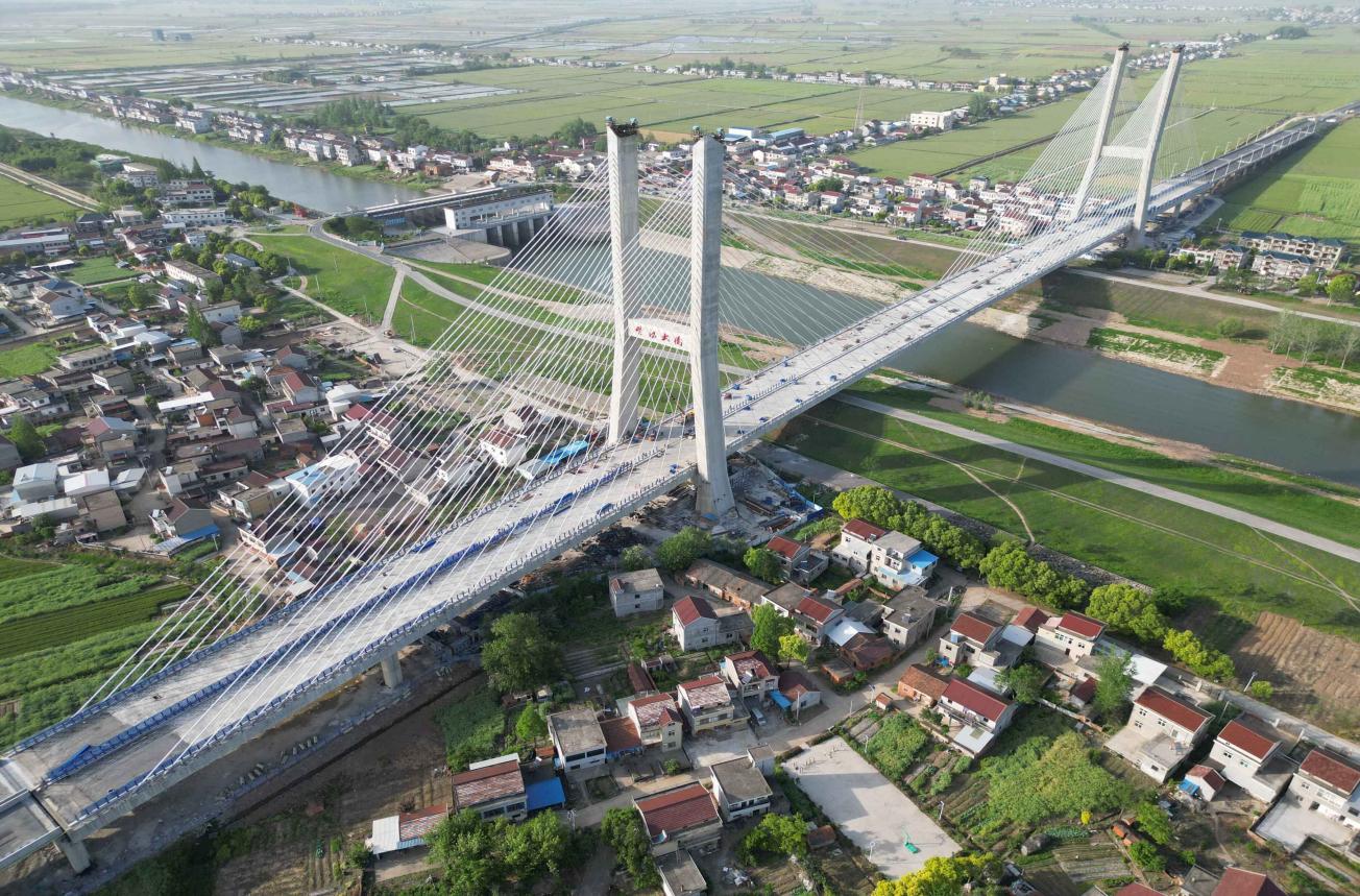 建設(shè)投資集團(tuán)（原路橋集團(tuán)）G347安九二期楊灣河特大橋。安徽建工集團(tuán)供圖